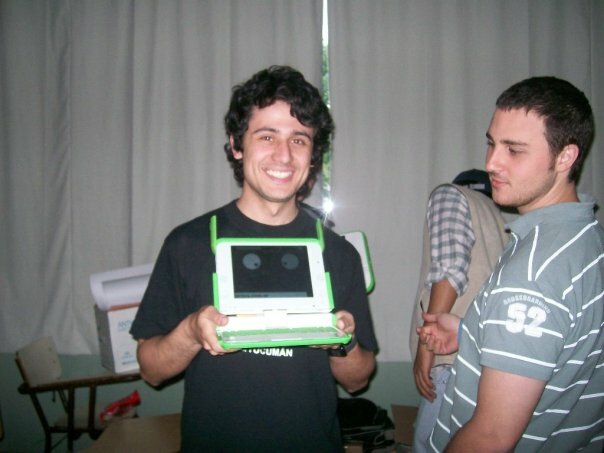 El que escribe jugando con la OLPC