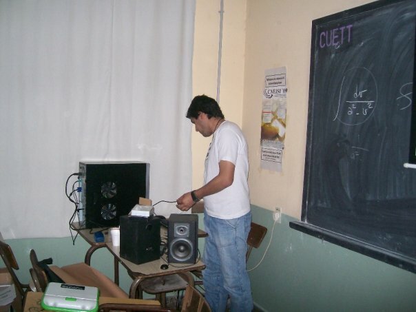 Uno de los padres de Tuquito preparándose para sus charlas